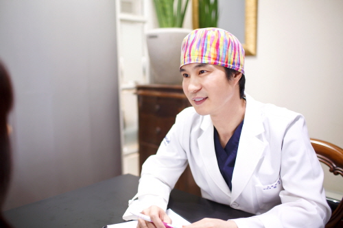 논현동 스완성형외과 황성호 원장