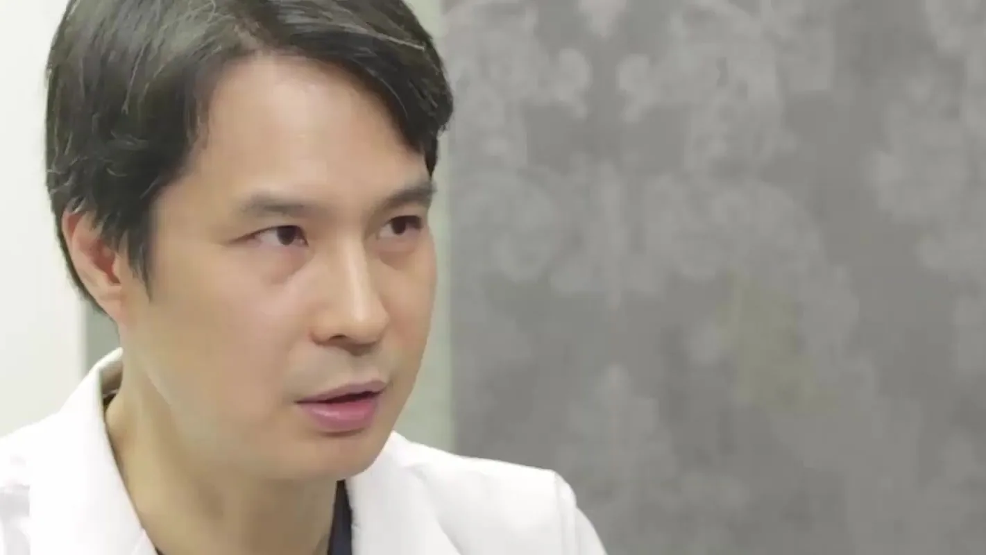 흰 가운을 입은 의사가 상담실에서 이야기하는 얼굴 근접 장면