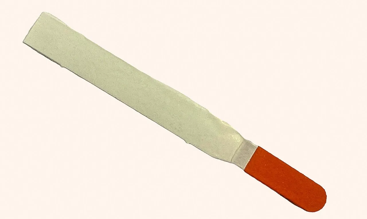 끝이 주황색으로 물든 안과용 종이 검사 스트립 한 장